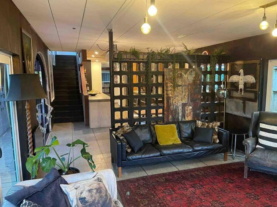 Electric Waihi Beach House - Family & Dog Friendly, Close To Beach, Pool Table, Outdoor Fire Room, Skate Ramp Bowentown Buitenkant foto