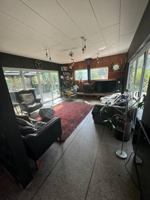 Electric Waihi Beach House - Family & Dog Friendly, Close To Beach, Pool Table, Outdoor Fire Room, Skate Ramp Bowentown Buitenkant foto